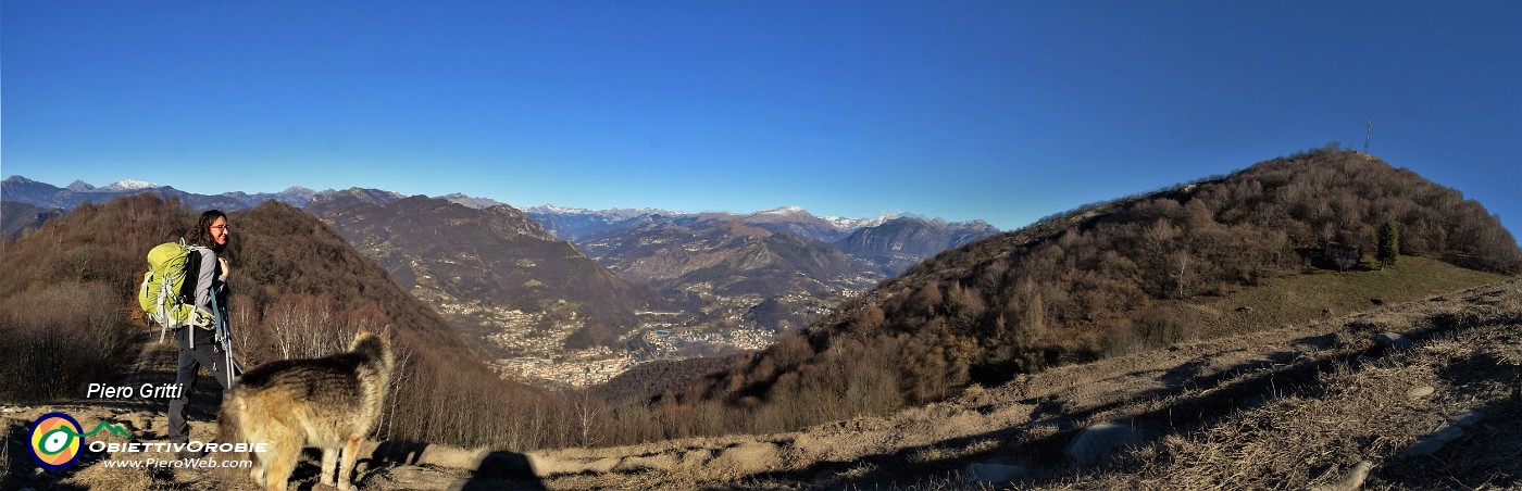 30 Bella vista sulla conca di Zogno e verso la vicina cima del Canto Alto.jpg